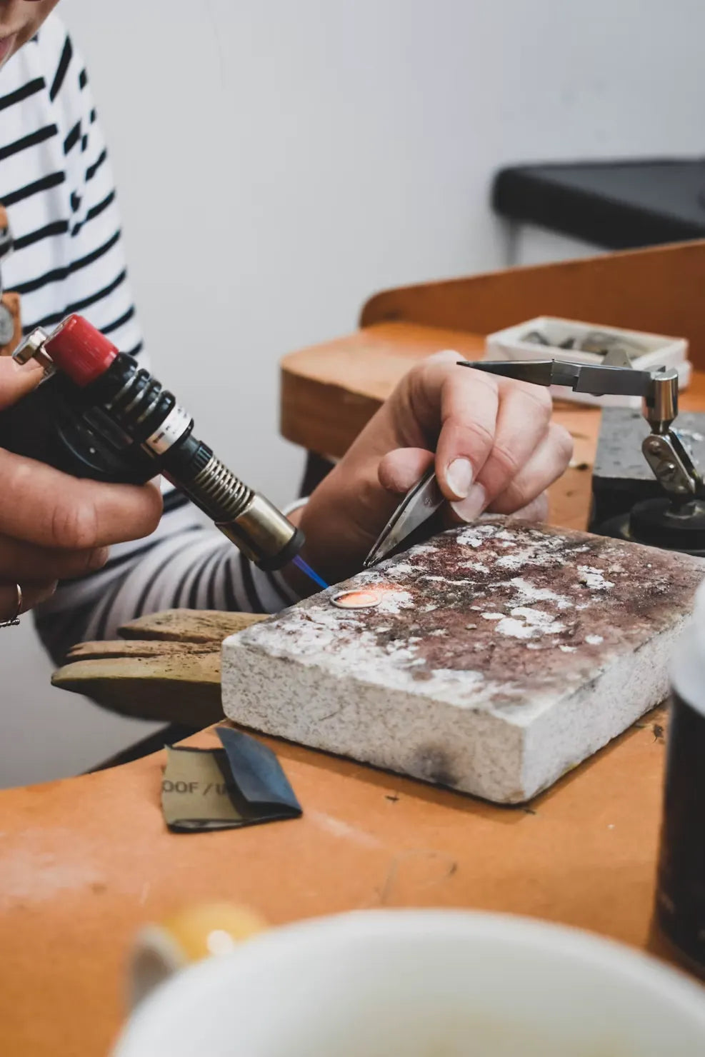 Signora jeweler working at the Surat atelier
